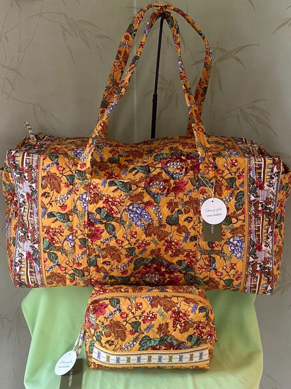 VERA BRADLEY x GILMORE GIRLS LARGE ORIGINAL DUFFEL BAG + COSMETIC BAG (SET):NWT - Picture 2 of 15